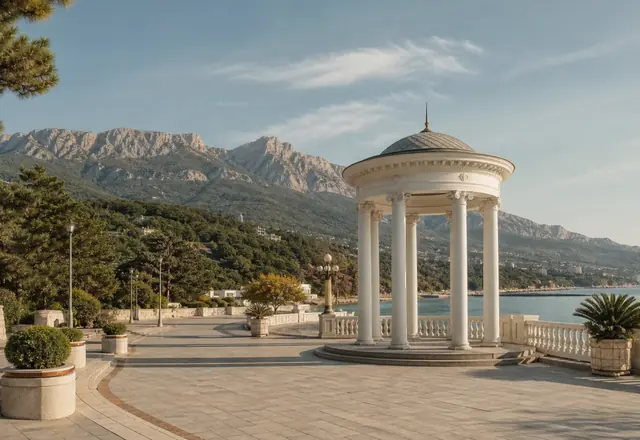 Ротонда Алушты на фоне горного массива Демерджи
